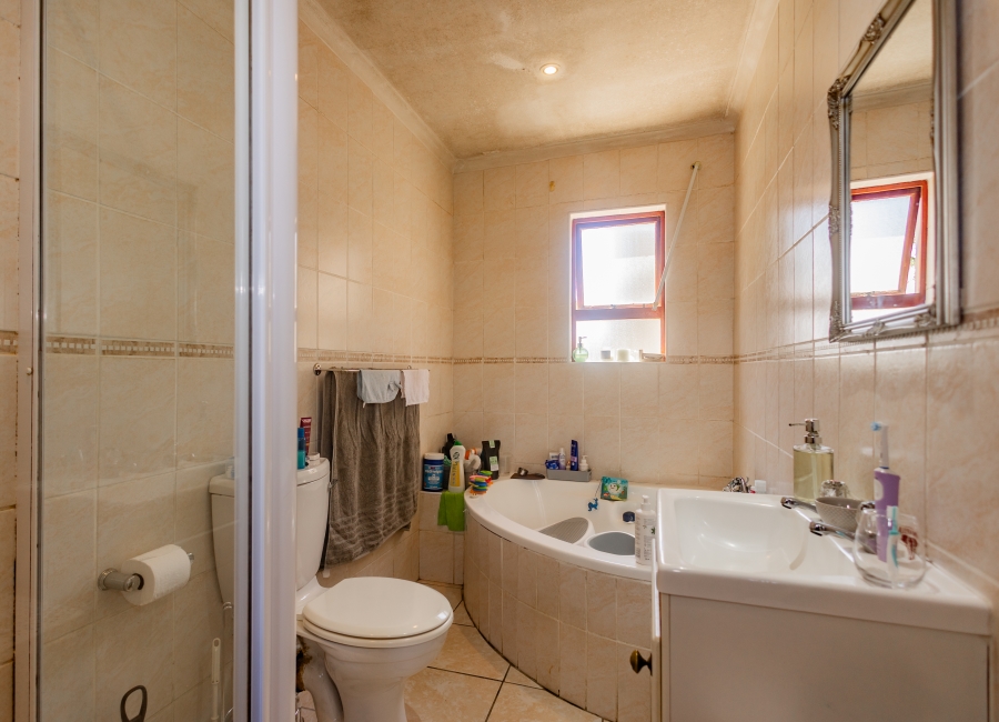 6 Bedroom Property for Sale in Uitzicht Western Cape